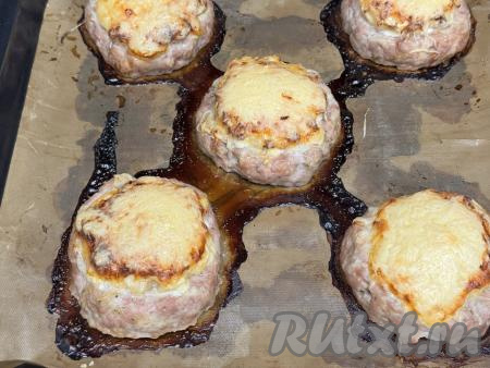 Поставить противень с гнёздами и фарша с ананасами и сыром в разогретую до 180 градусов духовку, запекать 40 минут.&nbsp;