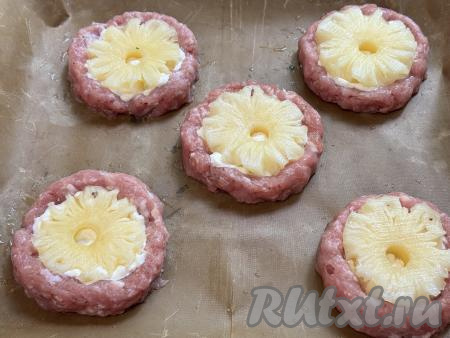 ​​​​​​​Выложить в каждое гнездо кольцо ананаса.&nbsp;