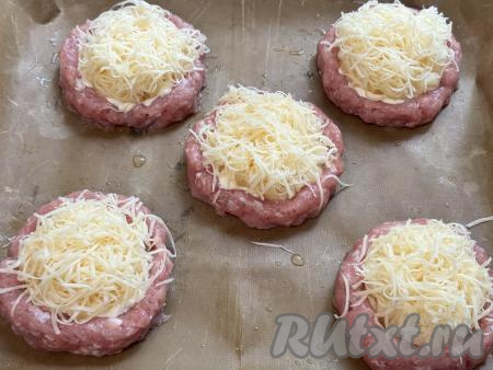 Сыр натереть на мелкой тёрке и выложить поверх ананасов.&nbsp;
