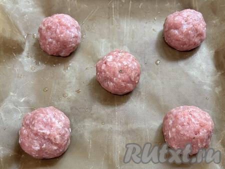 Фарш разделить на 5 равных частей. Каждую часть фарша скатать в шарик. На противень, застеленный ковриком (или пергаментом) для выпечки, на небольшом расстоянии друг от друга выложить 5 сформированных шариков.