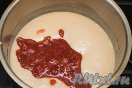 Кастрюлю с загустевшей смесью убрать с огня, добавить клубничное пюре, перемешать венчиком до однородности.