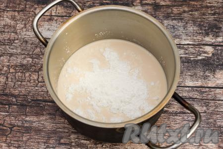 В кастрюлю с холодным молоком всыпать крахмал и сахар.
