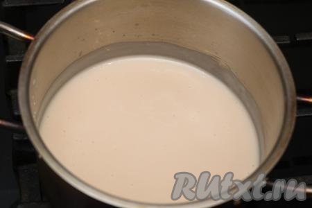 Кастрюлю с молочно-крахмальной смесью поставить на средний огонь.
