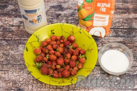 Подготовить продукты для приготовления клубничного пудинга. Молоко можно взять любой жирности (я использовала жирностью 3,2%). Для этого десерта я предпочитаю брать кукурузный крахмал. Картофельный крахмал может придать пудингу сероватый оттенок. Клубнику можно взять как свежую, так и замороженную. Замороженные ягоды нужно будет разморозить, лишнюю жидкость слить.