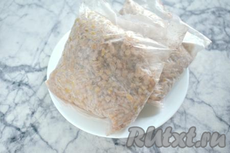 Наливаем в кастрюлю 2 литра холодной воды, по вкусу её солим, ставим на сильный огонь, доводим до кипения. В кипящую воду выкладываем 2 пакетика перловки, доводим до кипения, уменьшаем огонь и варим крупу в течение времени, указанного на упаковке (ориентировочно 40-45 минут). Готовую перловку достаём аккуратно из кастрюли, даём лишней воде стечь с пакетиков. Выкладываем пакетики с готовой перловой крупой на тарелку.&nbsp;