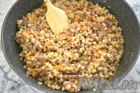 Перемешиваем перловку с тушёнкой и овощами, томим под крышкой на небольшом огне 3-4 минуты. В процессе томления перловой крупы блюдо нужно 1-2 раза перемешать. Если нужно, досаливаем.&nbsp;Убираем готовую перловку с тушёнкой с огня. Даём настояться под крышкой в течение 10 минут,&nbsp;за это время крупа впитает остатки влаги и станет ещё более рассыпчатой. Готовое блюдо, по желанию, можно посыпать мелко нарезанной зеленью.