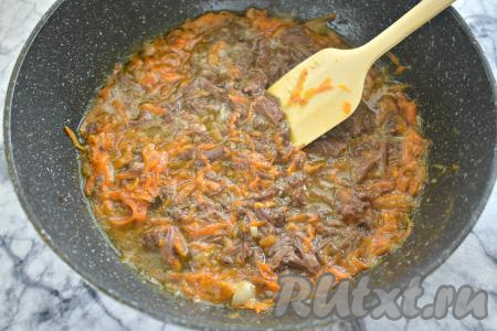 Обжариваем тушёнку с морковкой и луком 4-5 минут, равномерно смешивая мясо с овощами и разбивая крупные кусочки тушёнки.