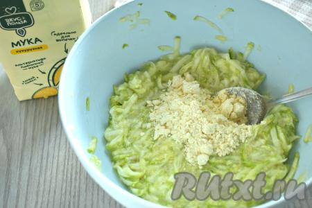 Начинаем в кабачковую массу добавлять по 1 столовой ложке кукурузной муки. Тщательно перемешивая после добавления каждой ложки муки. Добавляя кукурузную муку и каждый раз хорошо вмешивая её, учитывайте, что кабачковое тесто для оладий должно получиться в меру вязким. Ориентируйтесь не на количество муки, указанное в ингредиентах, а на густоту теста, ведь сочность кабачка, размер яйца, качество муки могут быть разными. Мне для получения теста нужной консистенции пришлось добавить 3,5 столовых ложки кукурузной муки.