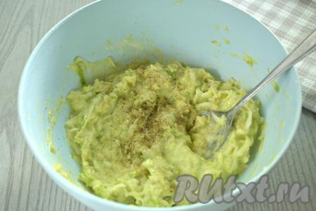 Получившееся тесто из кабачков досаливаем и перчим по вкусу, перемешиваем.