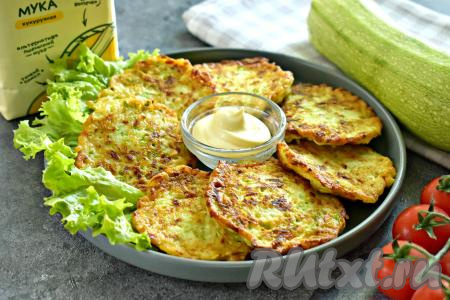 Кабачковые оладьи, приготовленные с кукурузной мукой, к столу лучше подавать горячими, пока они так приятно похрустывают снаружи. Оладушки, аппетитные снаружи и нежные внутри, при подаче можно дополнить любимым соусом или сметаной.