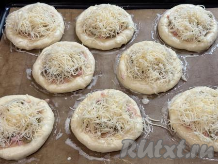 Начинку смаженок присыпать сыром, натёртым на мелкой тёрке.