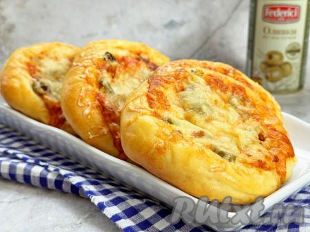 Готовые смаженки с колбасой и сыром достать из духовки, переложить на тарелку и подать вкусную, аппетитную, сытную выпечку в горячем виде к столу.