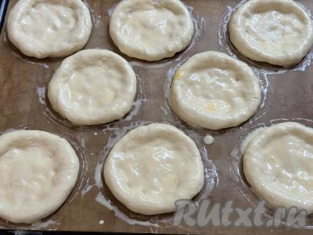 Смазать смаженки получившейся смесью из сметаны и яйца.