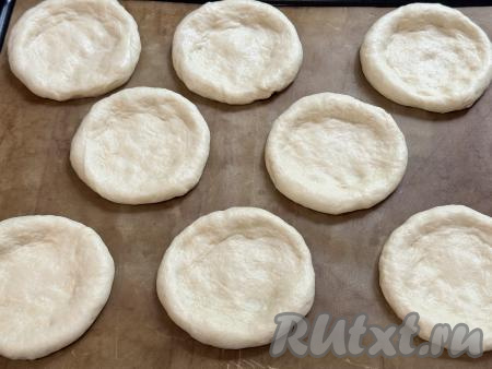 Из каждой части теста руками сформировать лепёшку с бортиком и выложить их на противень, застеленный ковриком (или пергаментом) для выпечки. Выкладывать смаженки нужно на расстоянии друг от друга, потому что они увеличатся в процессе выпечки. Поставить противень с заготовками смаженок в тёплое место и дать постоять 10 минут.&nbsp;