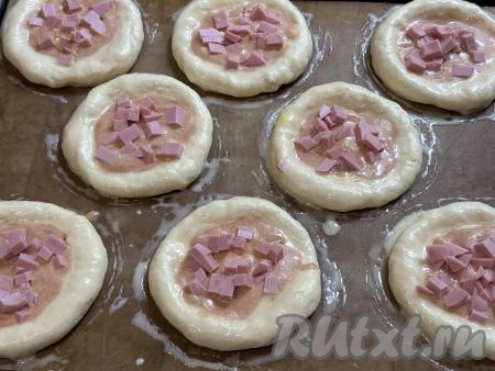 Колбасу нарезать на мелкие кубики и выложить поверх соуса.