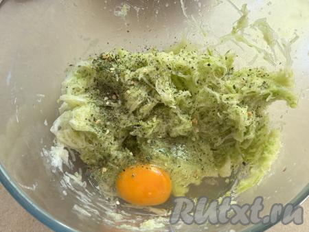 Посолить овощи по вкусу, добавить яйцо, перемешать кабачково-картофельную массу&nbsp;столовой ложкой.&nbsp;
