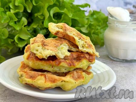 Аппетитные, мягкие, вкусные вафли, приготовленные из кабачка и картофеля, я предпочитаю подавать тёплыми, дополнив сметаной.