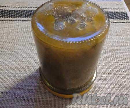 Банки с джемом закрутить (или закатать) крышками, перевернуть вверх дном, оставить до полного остывания, а затем убрать в прохладное место на хранение.