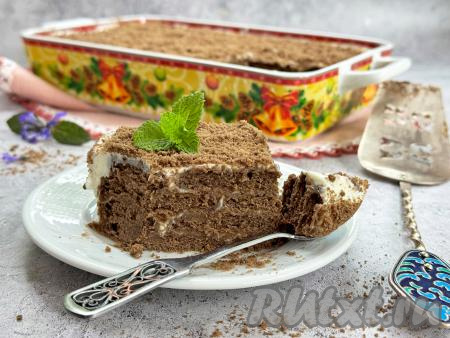 Нежный, вкусный торт из шоколадного печенья, хорошо пропитанный кремом из сметаны и сгущёнки, нарезать прямо в форме на кусочки, выложить на тарелку и подать к столу. Вот так достаточно просто, даже без выпечки, можно приготовить аппетитный, ароматный десерт, который станет приятным дополнением и к чаю, и к кофе.