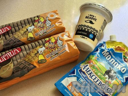Подготовить продукты для приготовления торта из шоколадного печенья со сметаной и сгущёнкой без выпечки. Сметану нужно брать жирностью 15-20%.