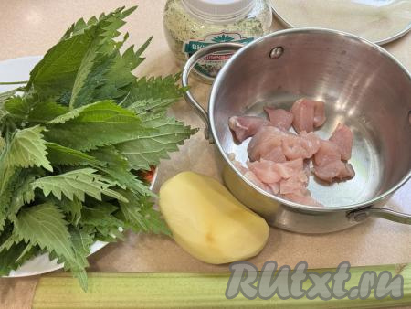 Подготовить продукты для приготовления супа с крапивой и ревенем. Картошку почистить, выложить в миску, залить полностью водой, чтобы картофель не потемнел, пока будем варить мясо. Для супа я предпочитаю брать только листья крапивы. Крапиву и стебель ревеня вымыть. Бульон я варила из куриного филе, но можно взять мясо, срезанное с любых частей курицы, или мясо на кости. Мясо курицы вымыть. Если вы будете варить мясо без кости, тогда его можно нарезать на небольшие кусочки. Мясо курицы выложить в кастрюлю, в которой будете варить суп. 