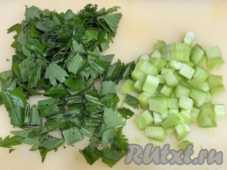 Пока варится картофель, нужно очистить ревень от тонкой шкурки, покрывающей поверхность стеблей. Нарезать ревень на небольшие кубики. Крапиву тоже нарезать.