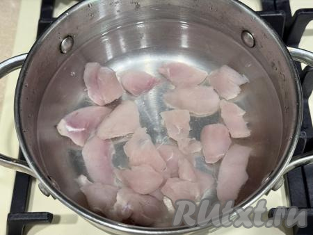 Залить куриное мясо 1 литром воды, поставить на сильный огонь.&nbsp;
