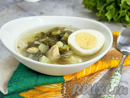 А затем аппетитный, насыщенный, вкусный суп, сваренный с крапивой и ревенем, разлить по тарелкам, дополнить, по желанию, мелко нарезанной свежей зеленью, сметаной и в горячем виде подать к столу. Я обычно при подаче добавляю в каждую тарелку ещё и половину варёного яйца. Отличный суп, попробуйте!