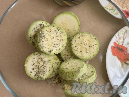 Выложить кабачки в миску, посолить, приправить специями по вкусу (в качестве специй я добавила соль, смешанную с зеленью и чесноком, но отлично подойдёт и чёрный молотый перец). Хорошо перемешать кабачки, равномерно покрывая их специями со всех сторон.