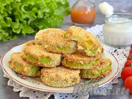 Кабачки, приготовленные в аэрогриле, благодаря панировке, получаются хрустящими снаружи и нежными, сочными внутри. Выложить кабачки на тарелку и тёплыми подать к столу.