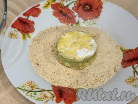 Кусочек кабачка, покрытый мукой и яйцом, обвалять в панировочных сухарях со всех сторон.