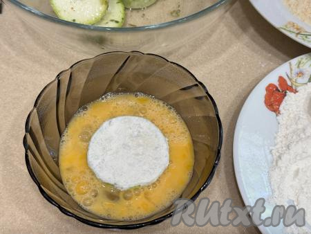 Кабачок, покрытый мукой, обвалять в яйце со всех сторон.&nbsp;
