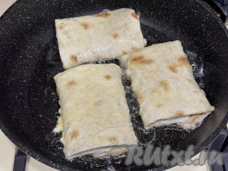 Сковороду разогреть с растительным маслом. Выложить конвертики в сковороду. У меня одновременно на сковороду поместилось 3 конвертика, поэтому я пожарила все 9 конвертиков за 3 захода.