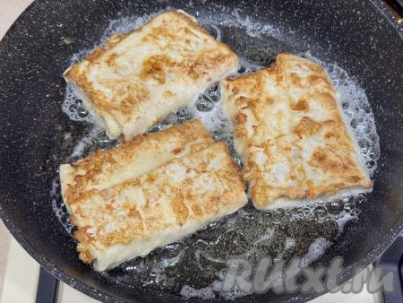Конвертики из лаваша с адыгейским сыром жарить на среднем огне до золотистого цвета с двух сторон.