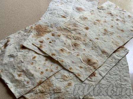 Лаваш нарезать на прямоугольные полоски размером 15 сантиметров на 25 сантиметров. У меня всего получились 9 полосок.