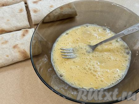 В глубокую миску вбить сырое яйцо, влить молоко, взболтать вилкой до однородности.