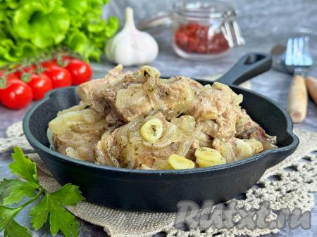 Мясо, приготовленное по-кремлёвски, получается очень нежным, мягким, оно просто распадается на волокна. Раскладываем тушёные кусочки свинины вместе с соусом из кастрюли по тарелкам и, дополнив любимым гарниром, подаём наивкуснейшее блюдо к столу.