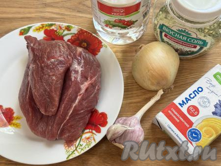 Подготовить продукты для приготовления мяса по-кремлёвски из свинины в кастрюле. Мякоть свинины промыть водой, обсушить