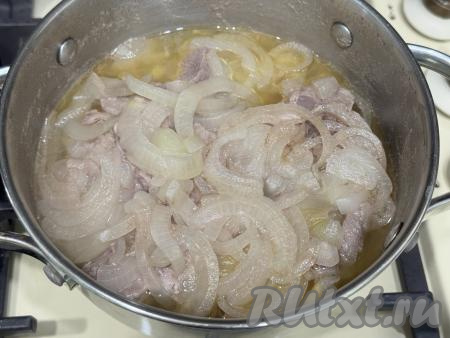 Поставить кастрюлю на достаточно сильный огонь, довести воду до кипения. Как только вода закипит, убавить огонь до минимума и, накрыв кастрюлю крышкой, томить свинину 60 минут.&nbsp;