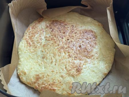 Отправить чашу с лепёшкой из творога и сыра в аэрогриль, выпекать при температуре 160 градусов 15 минут (до золотистого цвета теста).&nbsp;