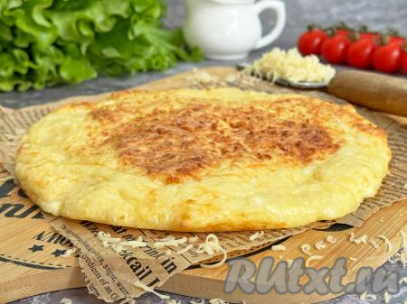 Мягкую, воздушную, нежную творожно-сырную лепёшку переложить из чаши аэрогриля на тарелку, нарезать на кусочки и горячей или остывшей подать к столу.