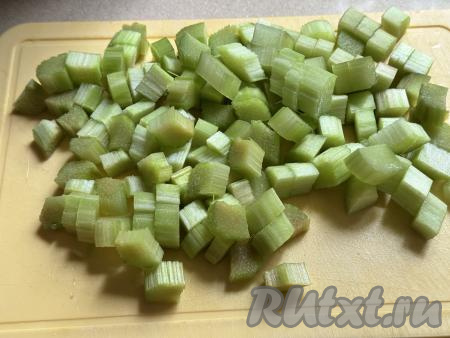 Ревень нарезать на достаточно мелкие кубики.
