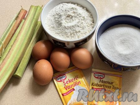 Подготовить продукты для приготовления шарлотки с ревенем в мультиварке. Стебли ревеня вымыть, очистить их от плёночки, покрывающей их поверхность.