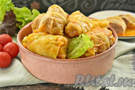 А затем аппетитные, нежные, очень вкусные голубцы вместе с томатным соусом раскладываем из кастрюли по тарелкам и в горячем виде подаём к столу.