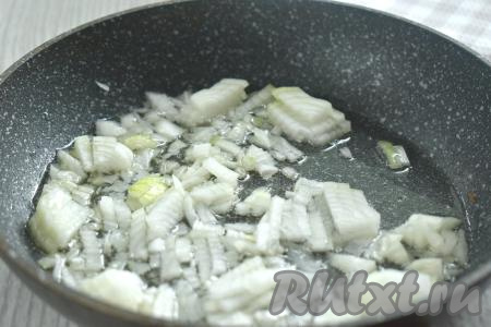 Займёмся начинкой для голубцов. Для этого очищаем лук и морковь. Фарш можно приготовить в домашних условиях, пропустив кусочки любого мяса (в этот раз у меня - свинина) через мясорубку, но можно использовать и покупной мясной фарш. Разогреваем растительное масло в сковороде, выкладываем мелко нарезанный лук, обжариваем его на среднем огне 3-4 минуты (до прозрачности), иногда помешивая.