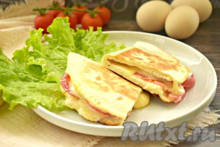 Тортилья с яйцом и помидорами на сковороде