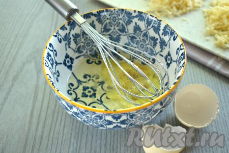 Вбиваем в небольшую миску яйцо, по вкусу его солим, перчим, взбиваем венчиком (или вилкой) до однородности.