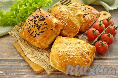 Аппетитные, вкусные, сытные закрытые бургеры из слоёного теста достаём из духовки и горячими подаём к столу.