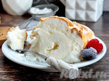 А затем нежный, воздушный, очень вкусный меренговый рулет нарезать на кусочки и подать к столу. Выпекается корж для этого десерта в аэрогриле достаточно быстро, а получается удачным. Рекомендую приготовить этот рулет к чаю!