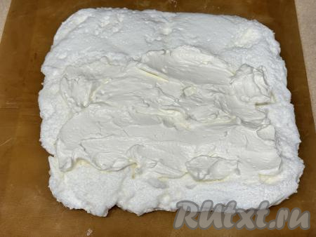 Меренговый корж смазать получившимся кремом.